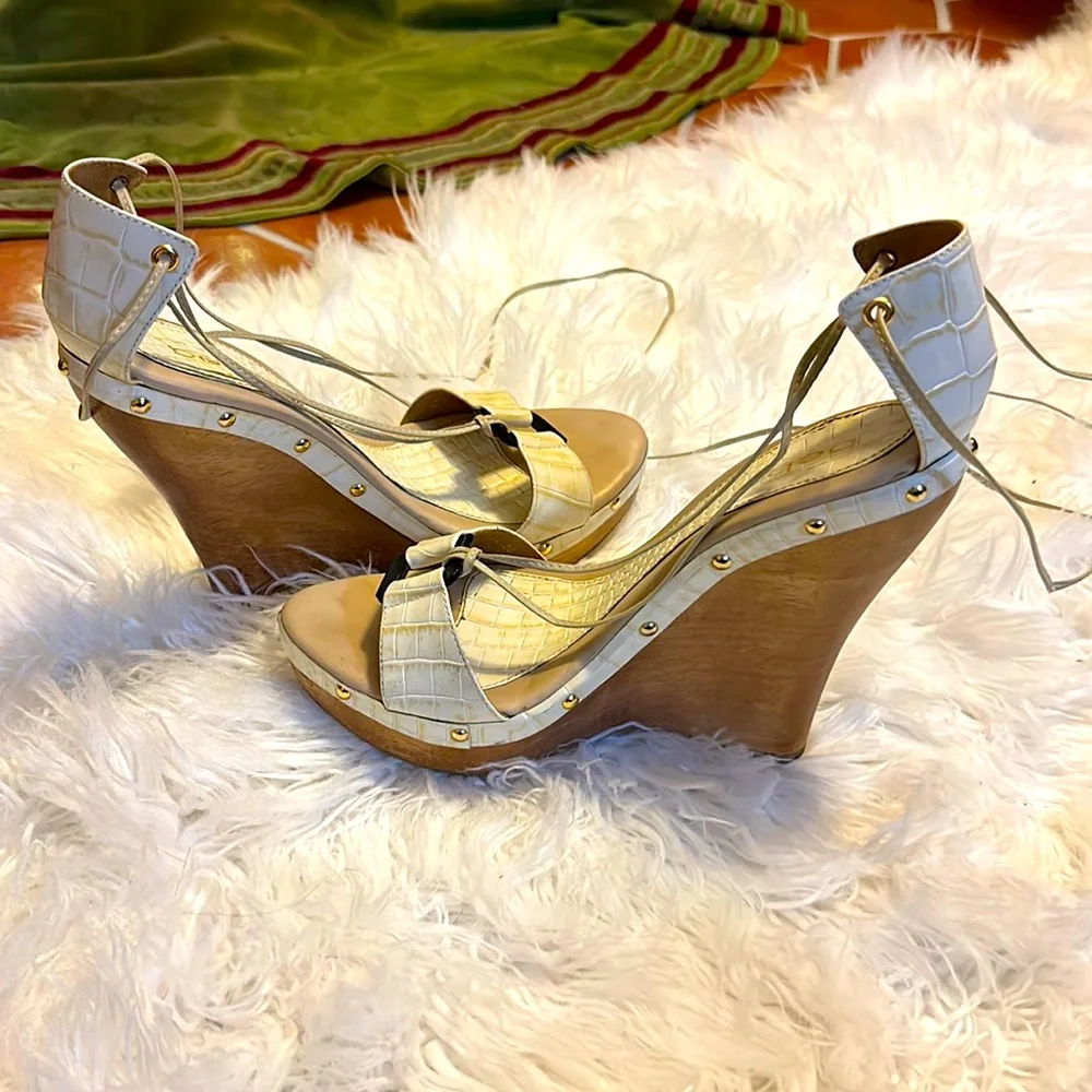Bebe Heidi style/off white color worn once size 8 - Picture 1 of 12